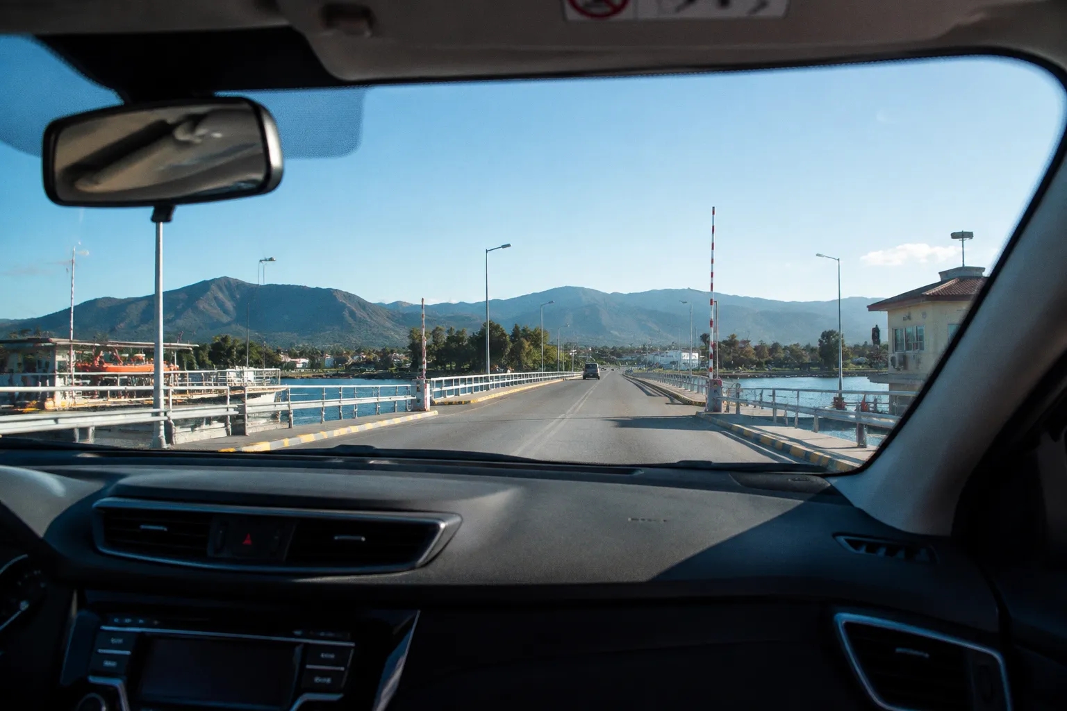 Location de voiture à Leucade (Grèce) : le guide pratique pour sillonner l'île